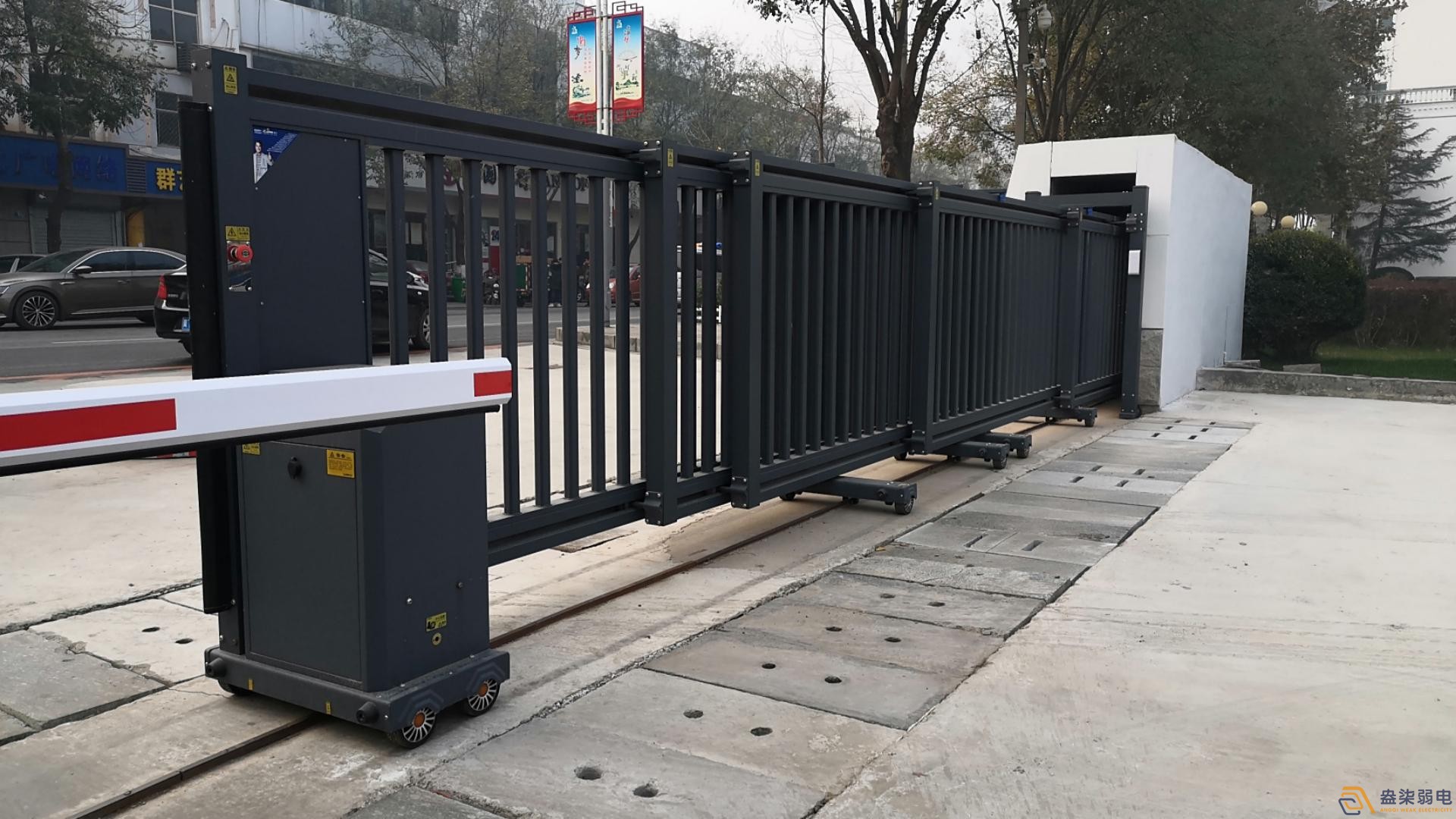 工廠門禁怎么選？三輥閘+一卡通方案更實(shí)用